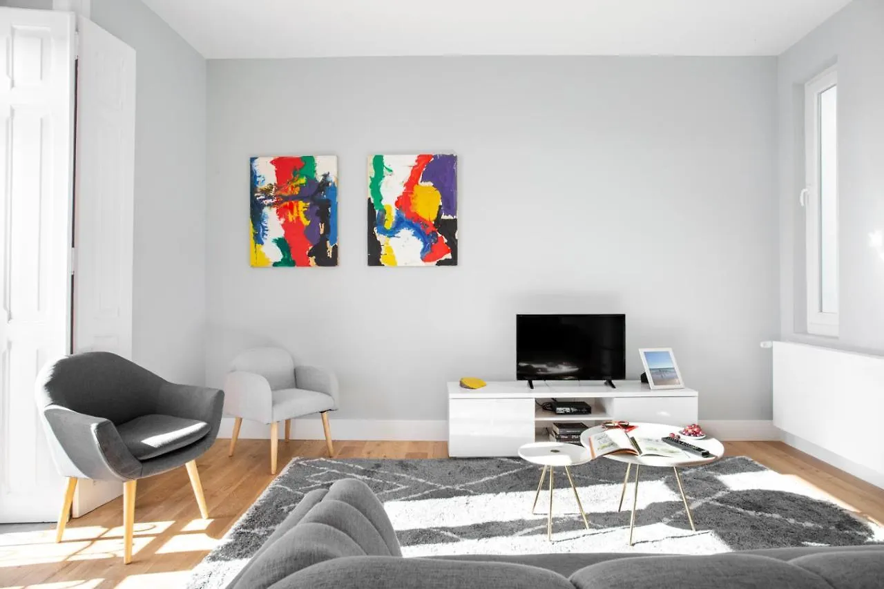 Joivy Marvelous 3-Bed Home With Astonishing View And Terrace, Nearby St George Castle Lisbon